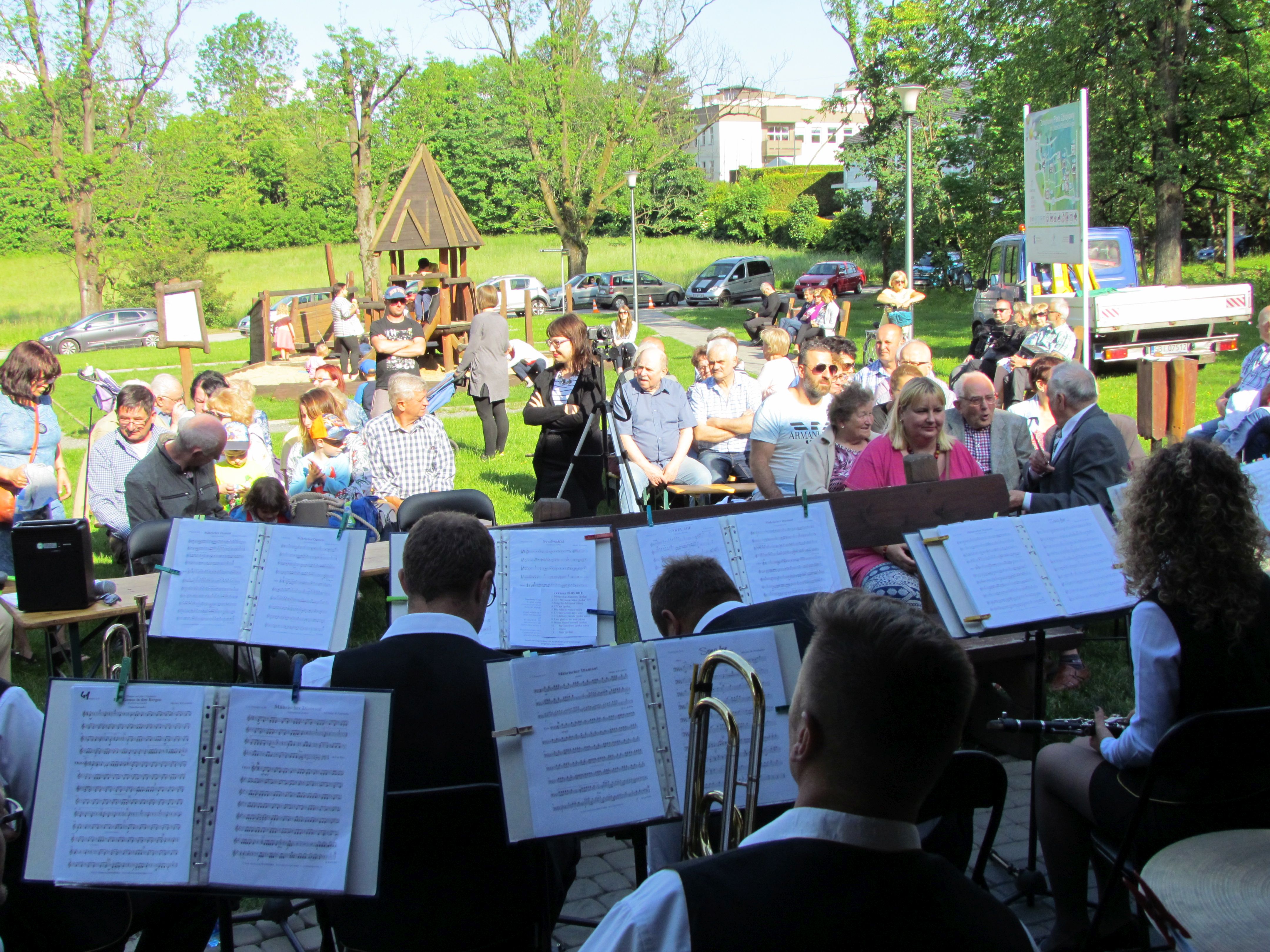 Koncert Orkiestr Dętych, koncertująca orkiestra przy Tężni Zdrojowej, wokół zgromadzona publiczność